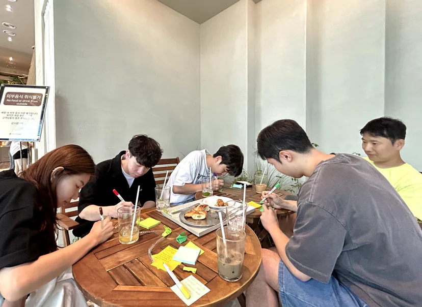 한 달간의 활동을 되돌아보며 회고를 하는 구성원들