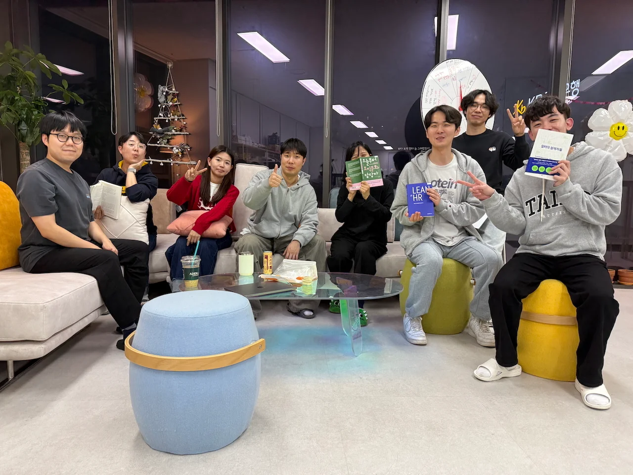 조직문화를 주제로 스터디를 하는 CTF 구성원 사진