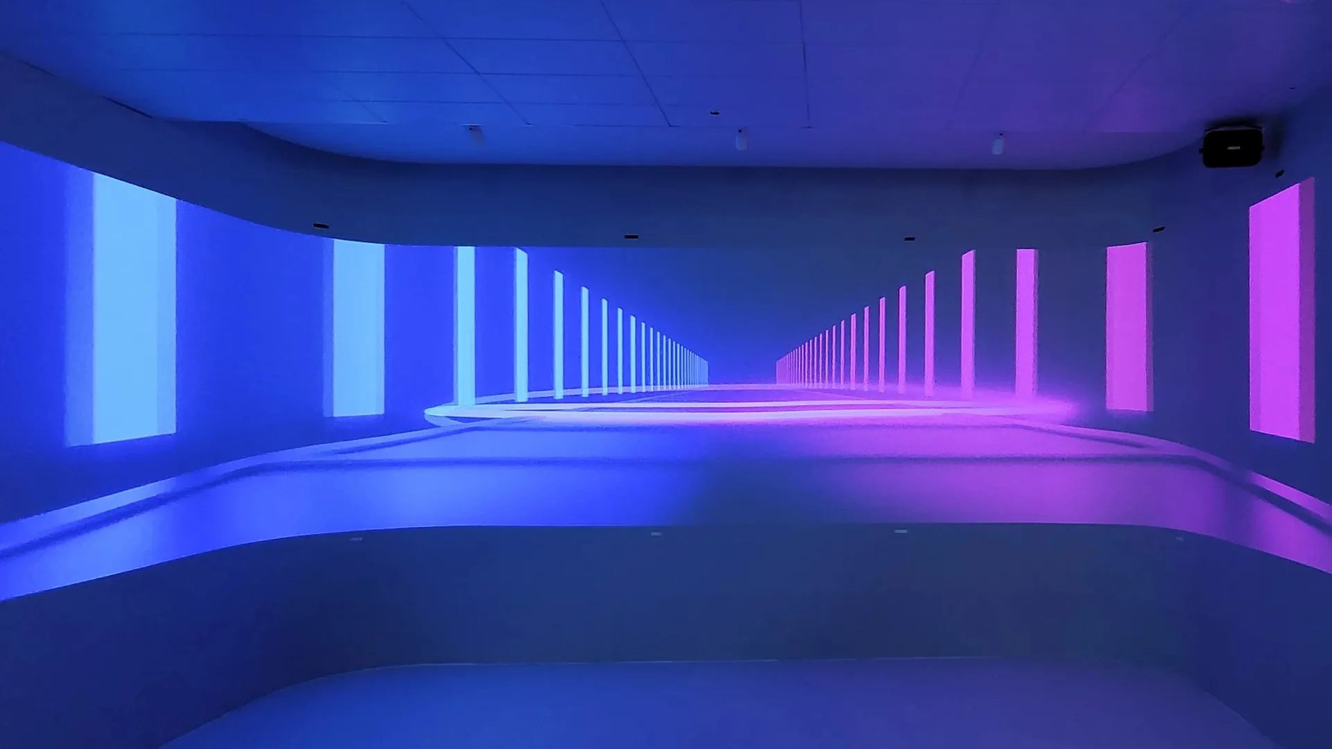 한남대 강의실의 넓은 벽면에 적용된 스크린 페인트