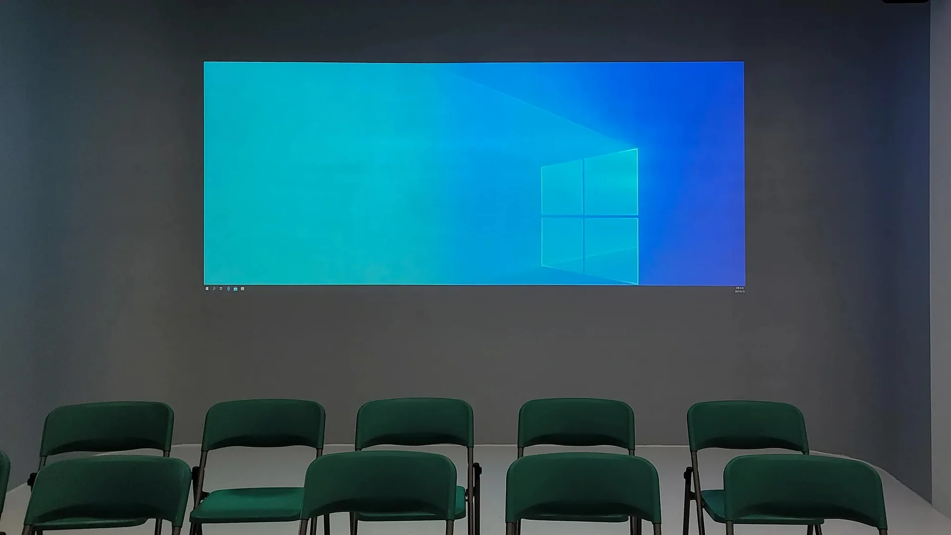 한남대 강의실의 넓은 벽면에 적용된 스크린 페인트