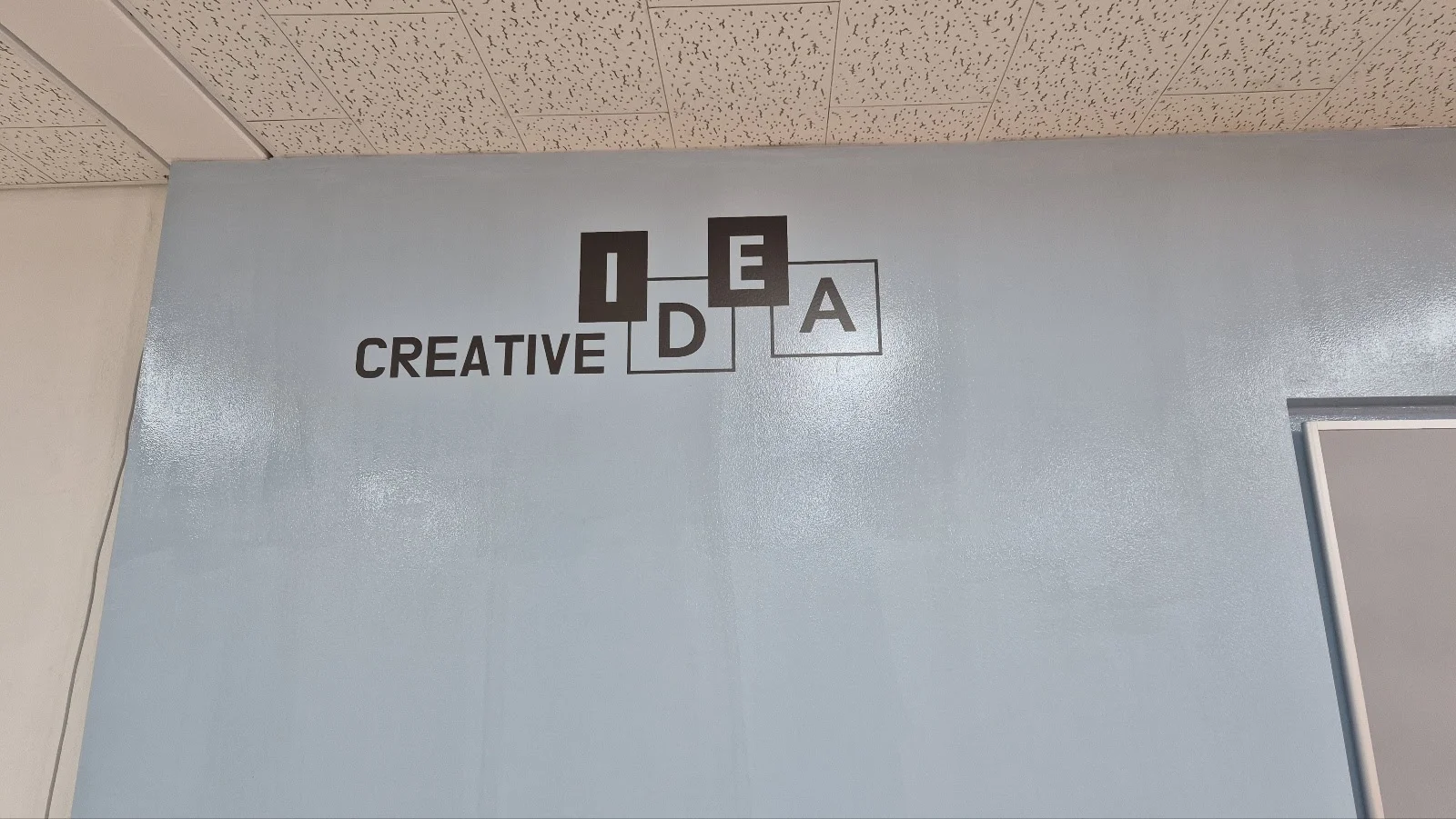 디자인 시트지를 통해 교실의 특색을 나타낼 수 있다.