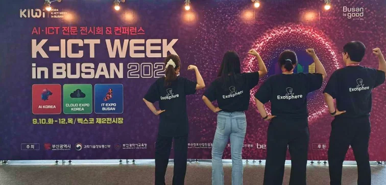 K-ICT WEEk in BUSAN 2024라고 적힌 글씨 옆에 오른쪽 팔을 들고 있는 여자 세명과 남자 한 명 이미지