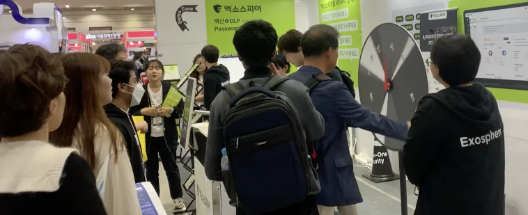 3일동안 큰 인기를 끌었던 엑소스피어 부스 내 돌림판 이벤트 운영 모습 이미지 입니다.