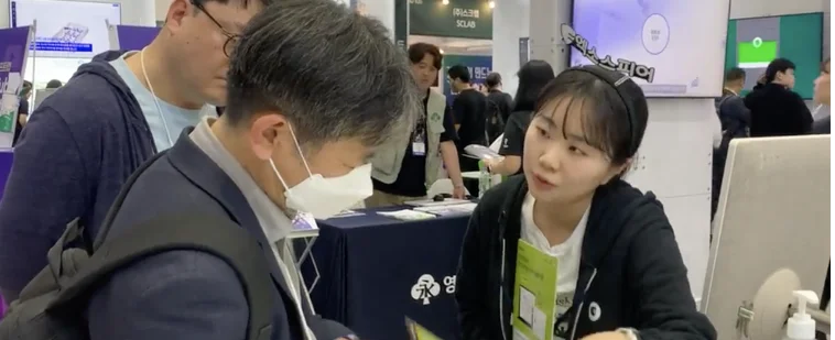 WIS2024 참관객 분들께 엑소스피어에 대해 안내하고 있는 이미지 입니다.