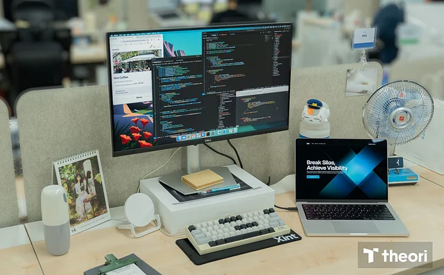 theori xint 팀 개발자 책상