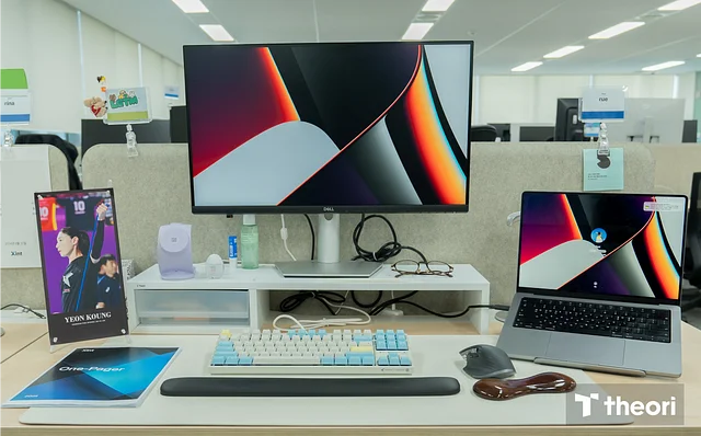 Xint 팀 개발자 rue 책상