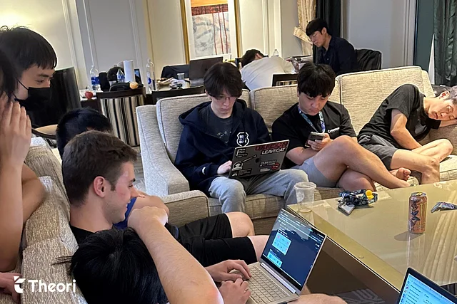 틈틈이 잠을 보충하고 있는 The Duck 멤버들