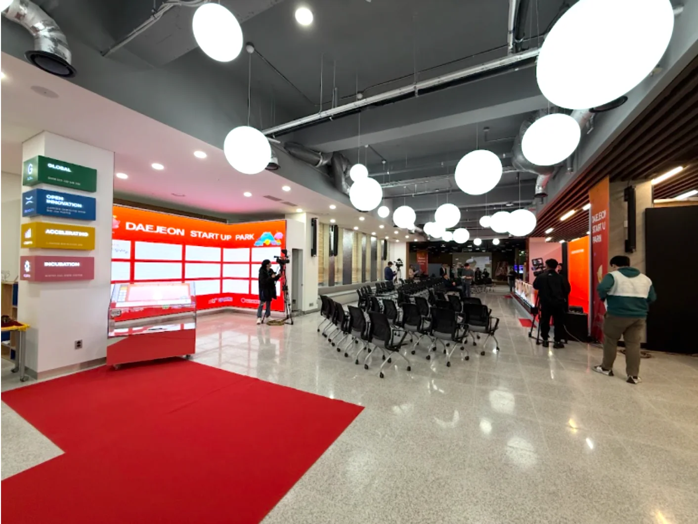 레드카펫의 끝자락에 자리한 투명 방명록