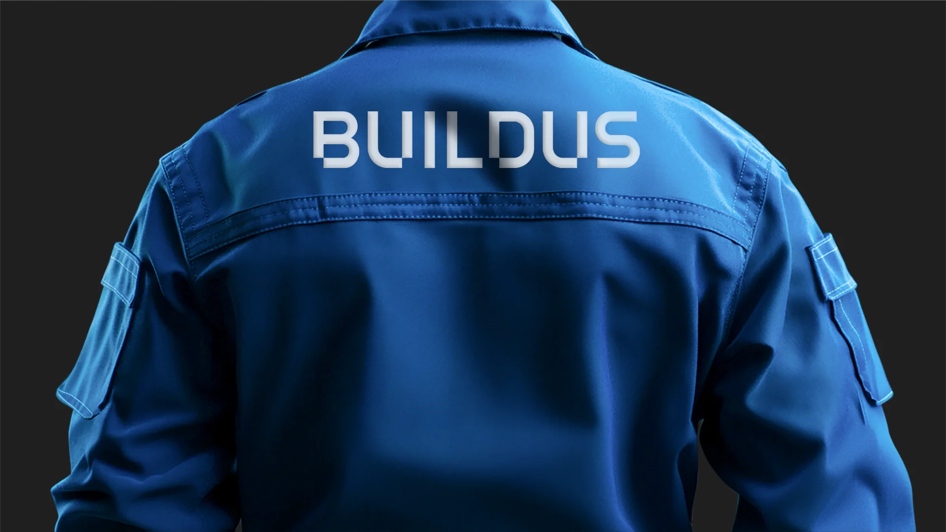 BUILDUS 로고가 선명하게 새겨진 파란색 작업복 상의의 뒷모습입니다. 