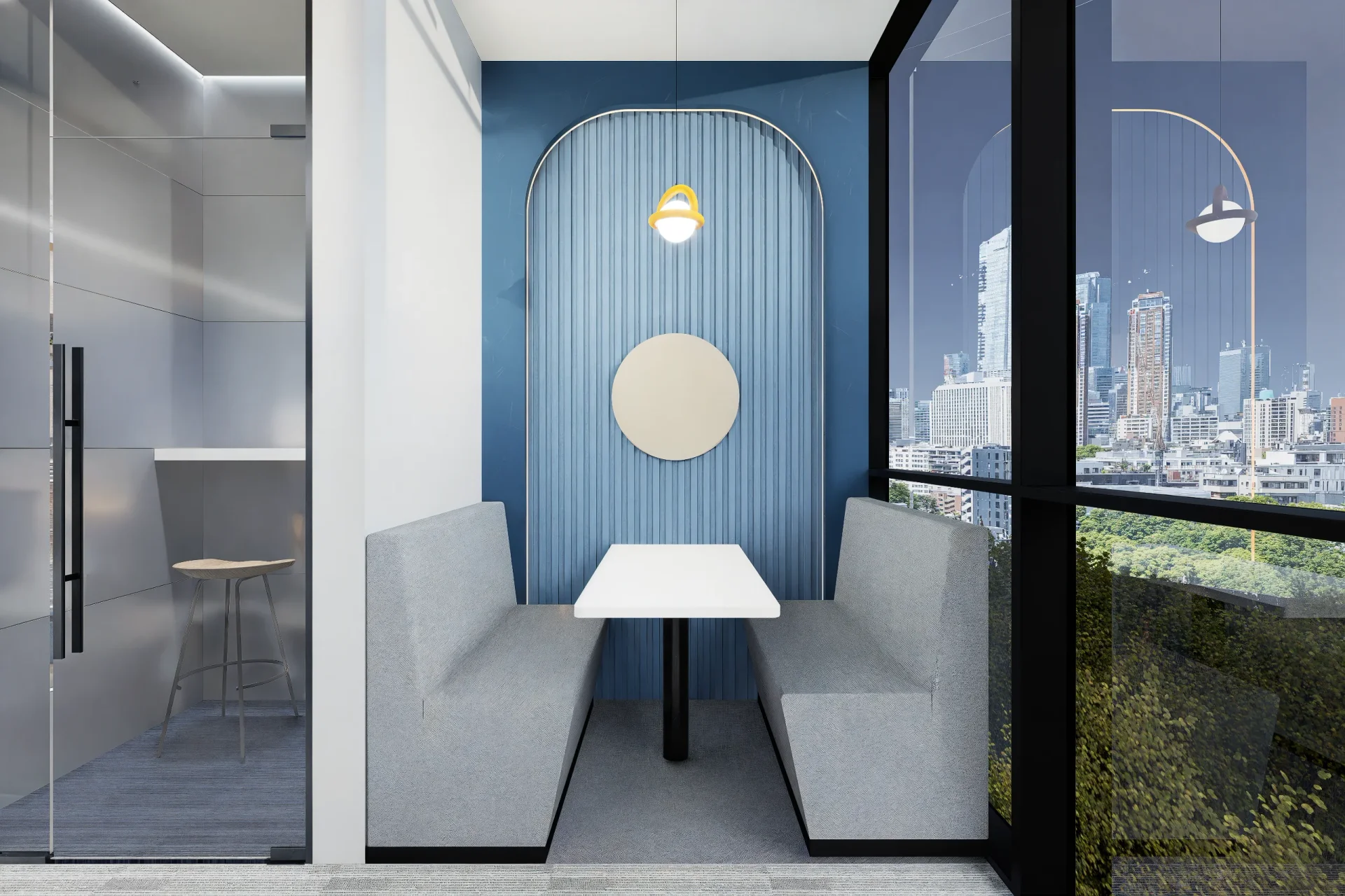 현대적인 오피스 인테리어의 스몰 라운지 공간으로, 푸른색 수직 패널 벽면이 특징인 아늑한 미팅 부스입니다. 흰색 테이블과 양쪽에 배치된 회색 벤치형 소파가 있으며, 천장에는 노란색 펜던트 조명이 설치되어 있습니다. 창문을 통해 도시 전경이 보이며, 왼쪽으로는 작은 개인 공간이 연결되어 있습니다. 직원들이 잠시 모여 편안하게 대화하거나 휴식을 취할 수 있는 요즘 오피스 트렌드를 반영한 공간입니다.