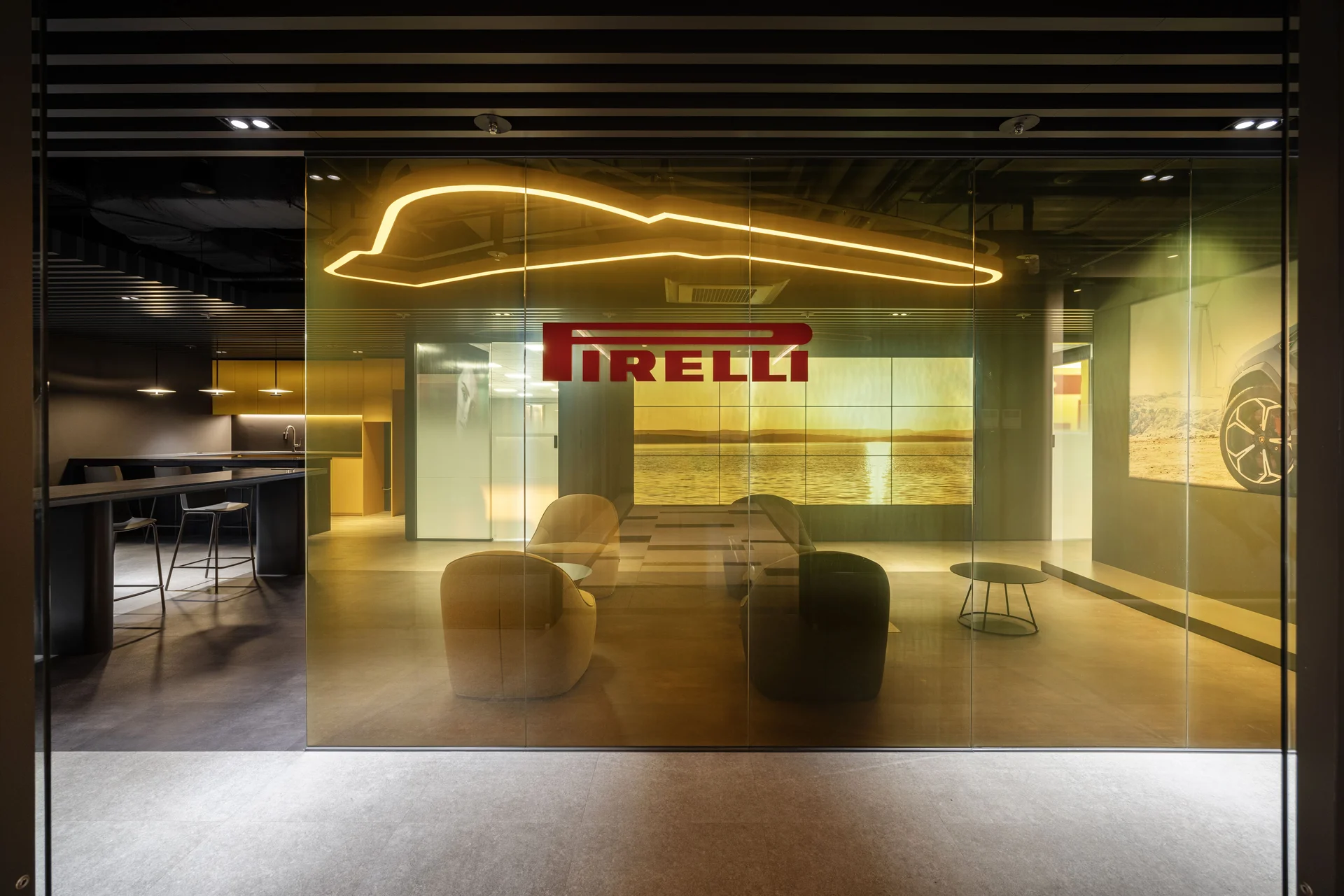 피렐리 사무실 인테리어 리셉션 컬러 유리 월, 유리 벽
