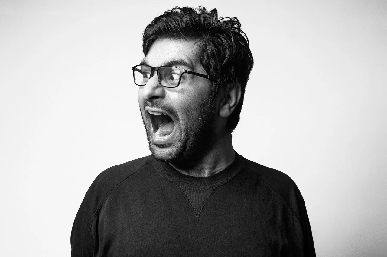 바퀴벌레를 보고 놀란 사람