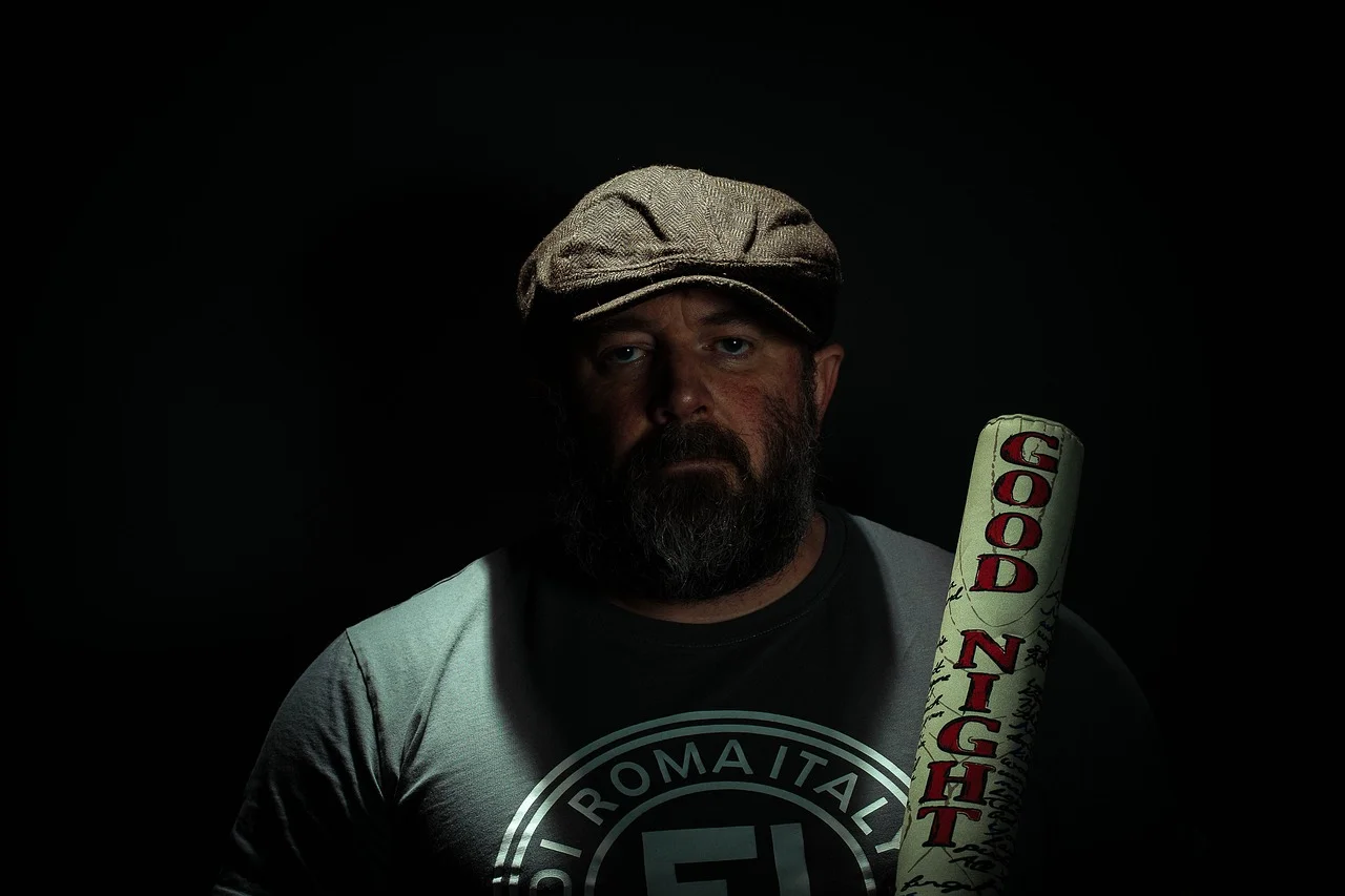 바퀴벌레를 잡으려는 사람