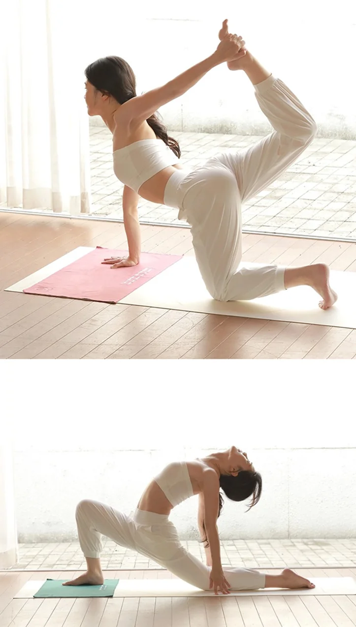 요가 매트와 요가 핸드 타올을 이용해 요가 수련하는 사람