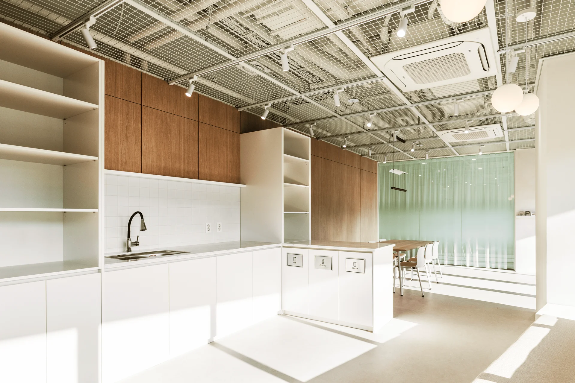 오픈리서치 사무실 인테리어 후 모습