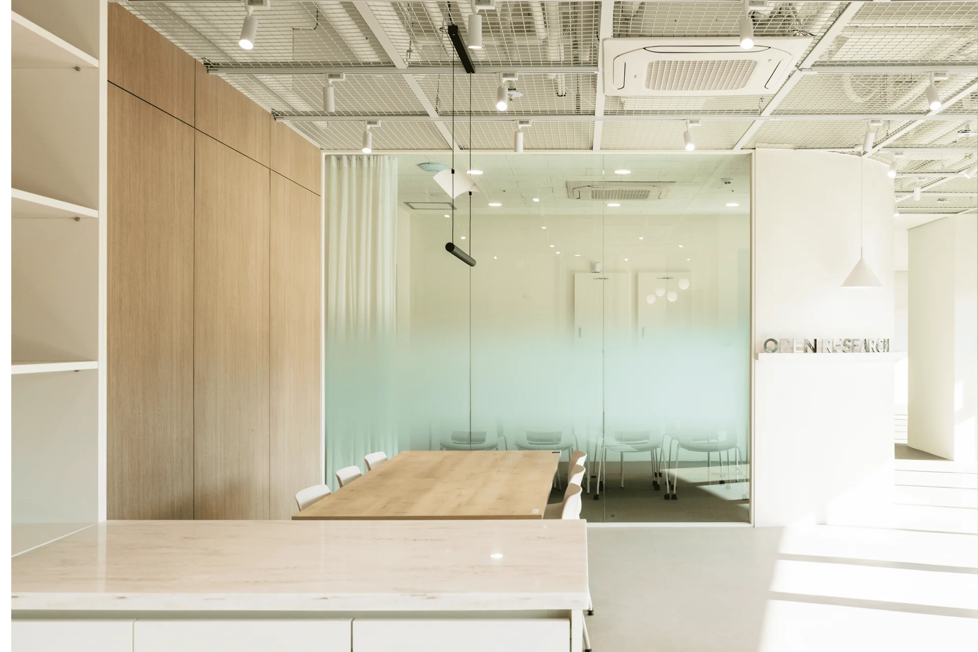 오픈리서치 사무실 인테리어 통창 회의실