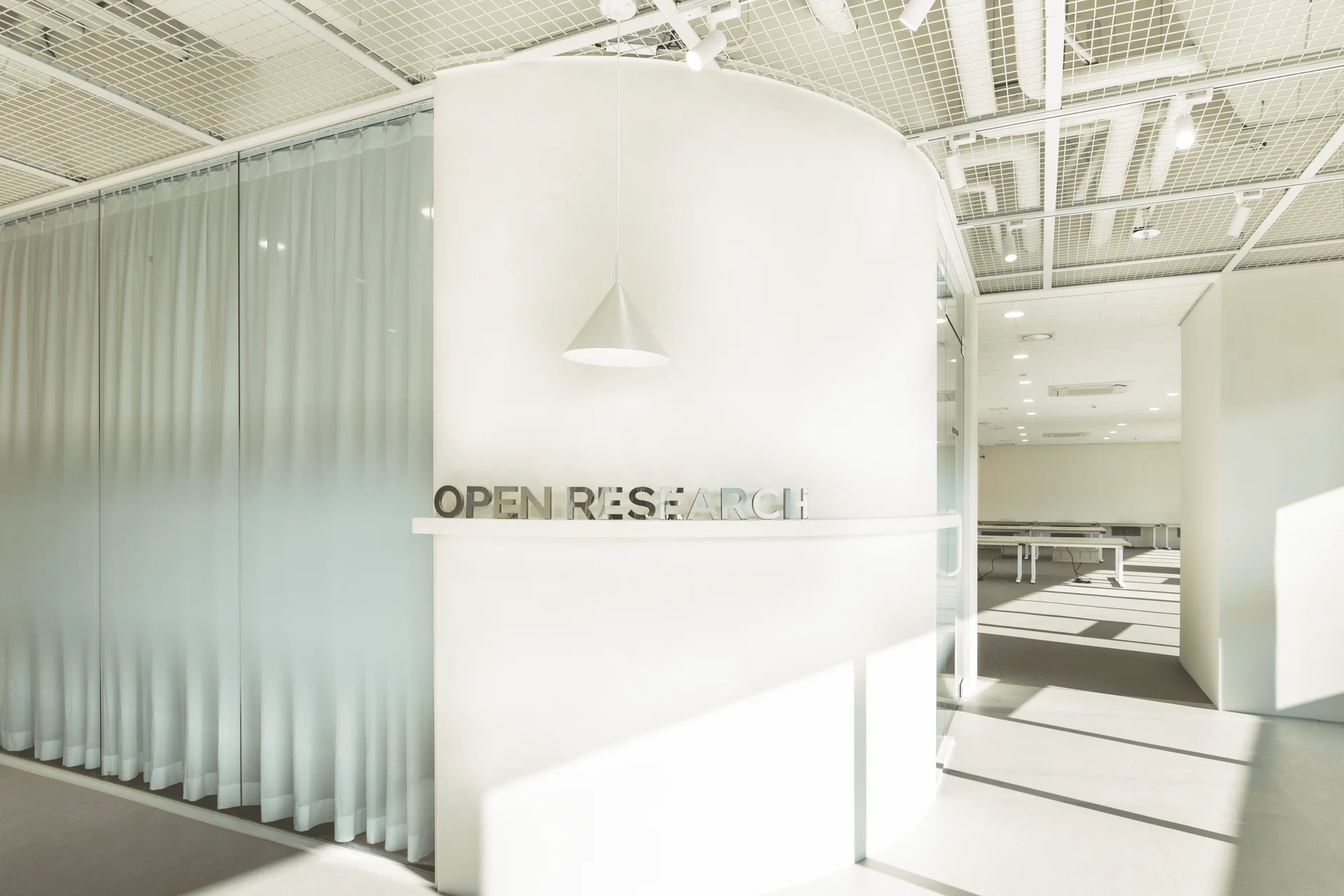 오픈리서치 사무실 인테리어 로고 월