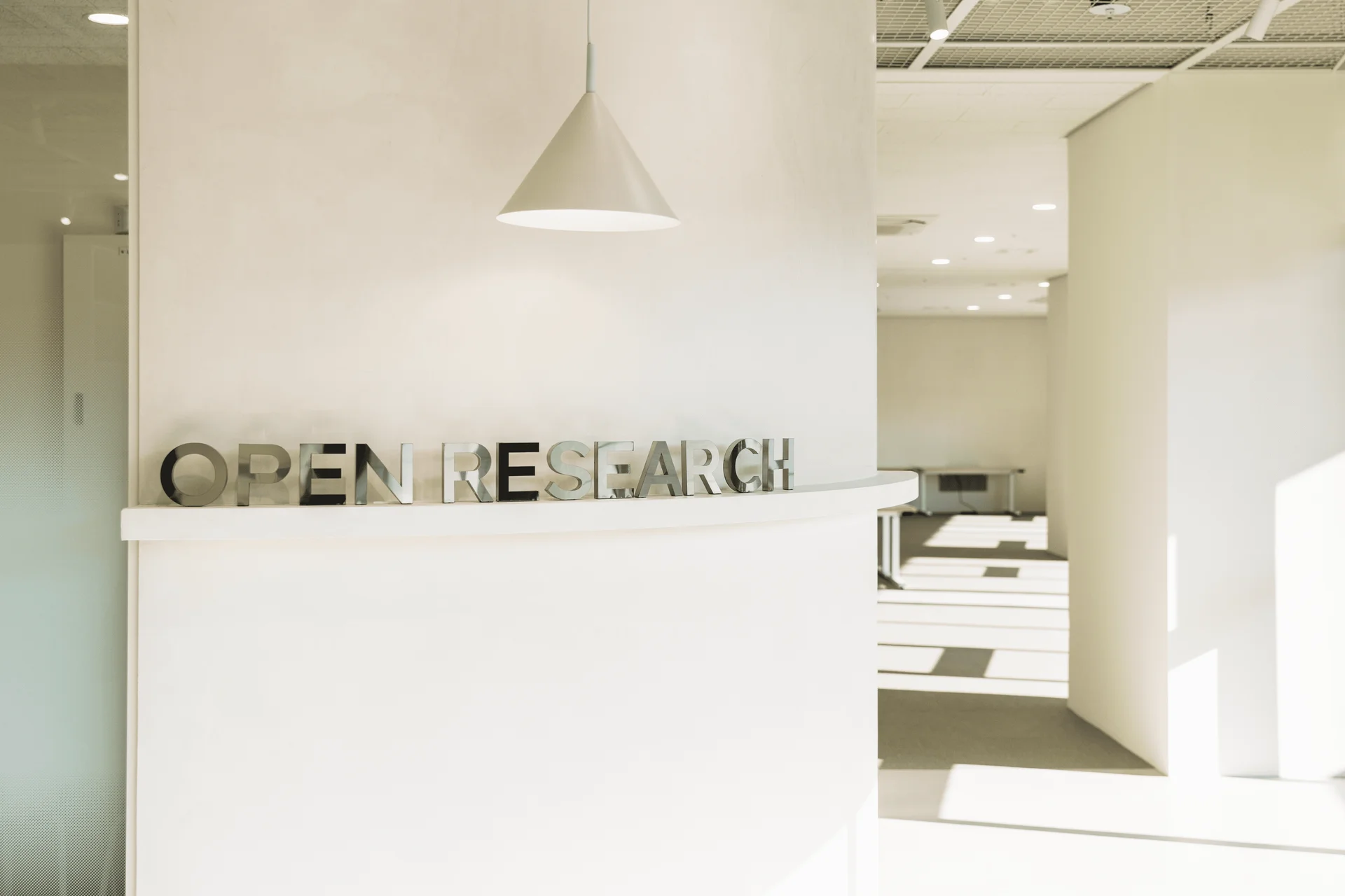 오픈리서치 사무실 인테리어 로고 확대 컷