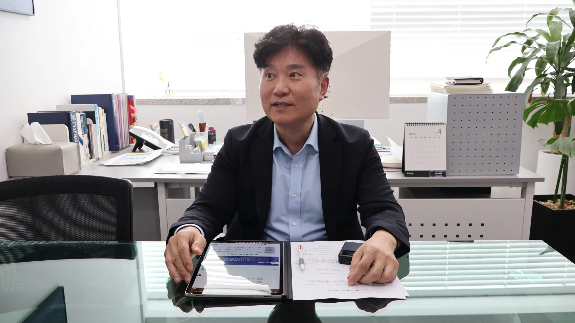 인터뷰를 하고 있는 에이아이북스 홍준표 대표