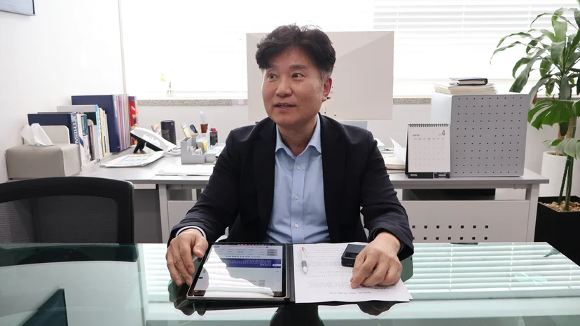 인터뷰를 하고 있는 에이아이북스 홍준표 대표