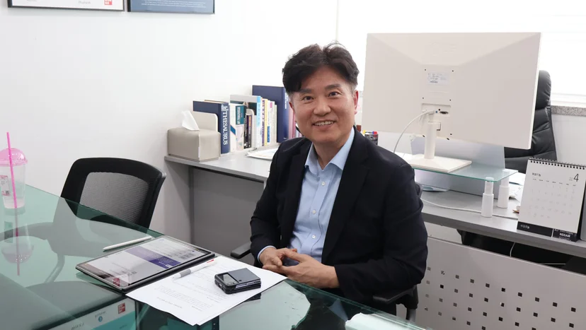 인터뷰를 마치고 카메라를 바라보는 에이아이북스의 홍준표 대표