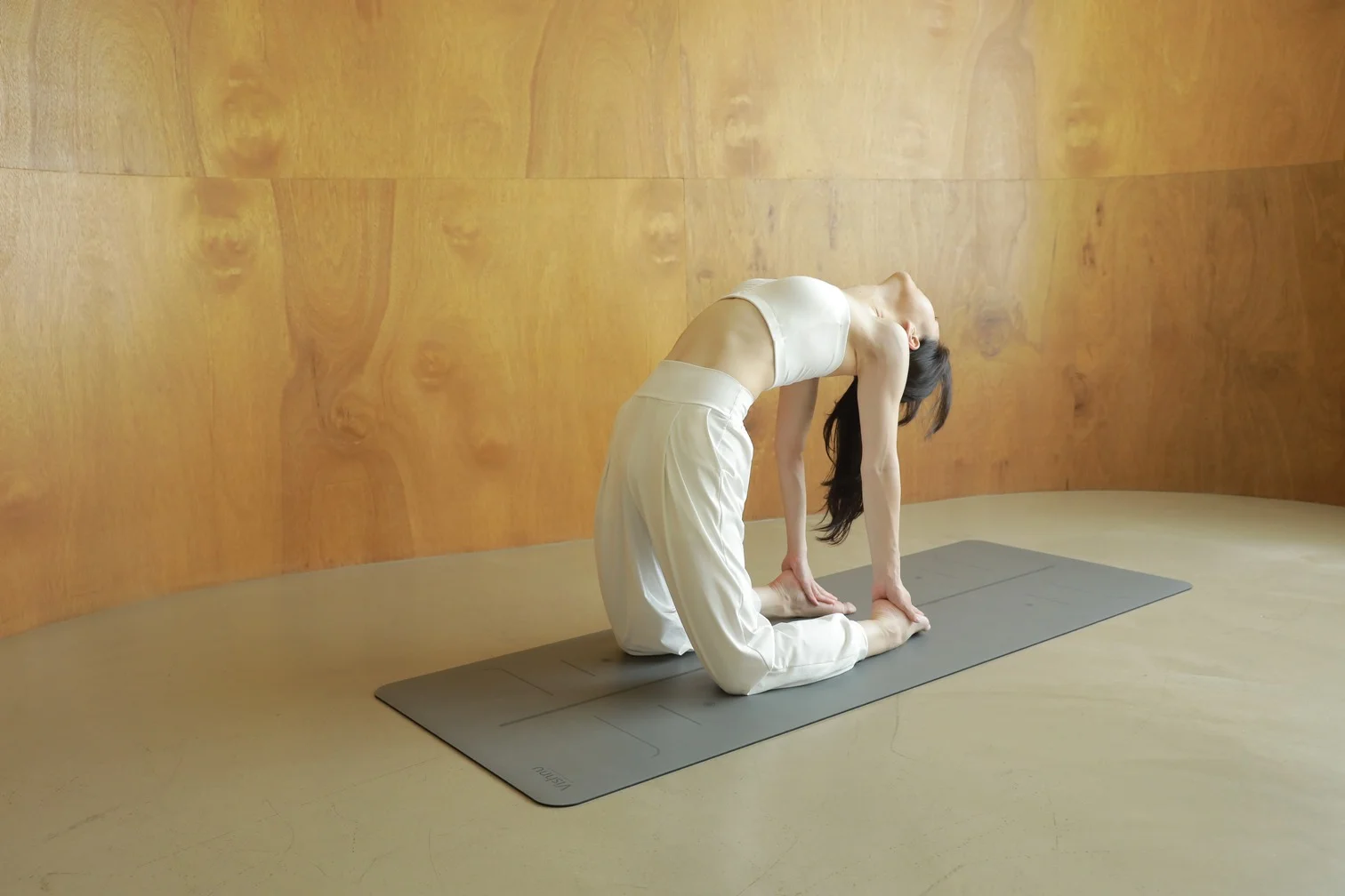 요가 매트 위에서 요가를 하는 사람