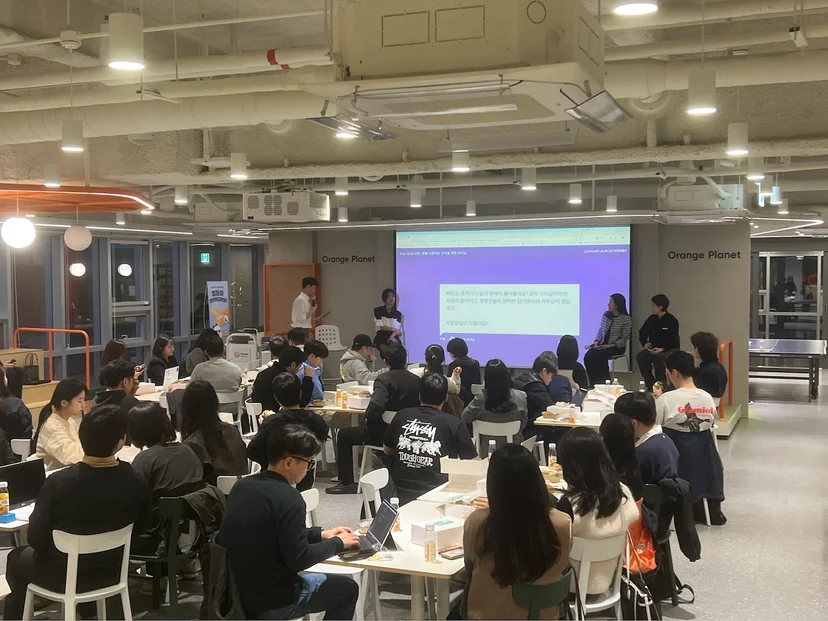 연사자와 청중간의 열정적인 질의응답 세션
