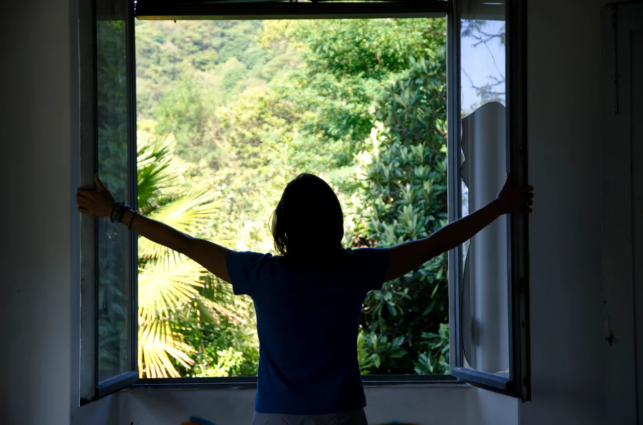 창문 여는 사람