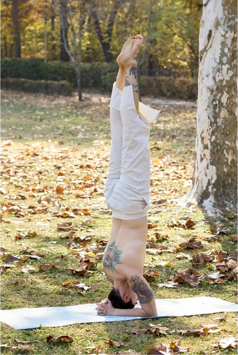 휴대용 요가 매트 위에서 야외 요가를 즐기는 사람