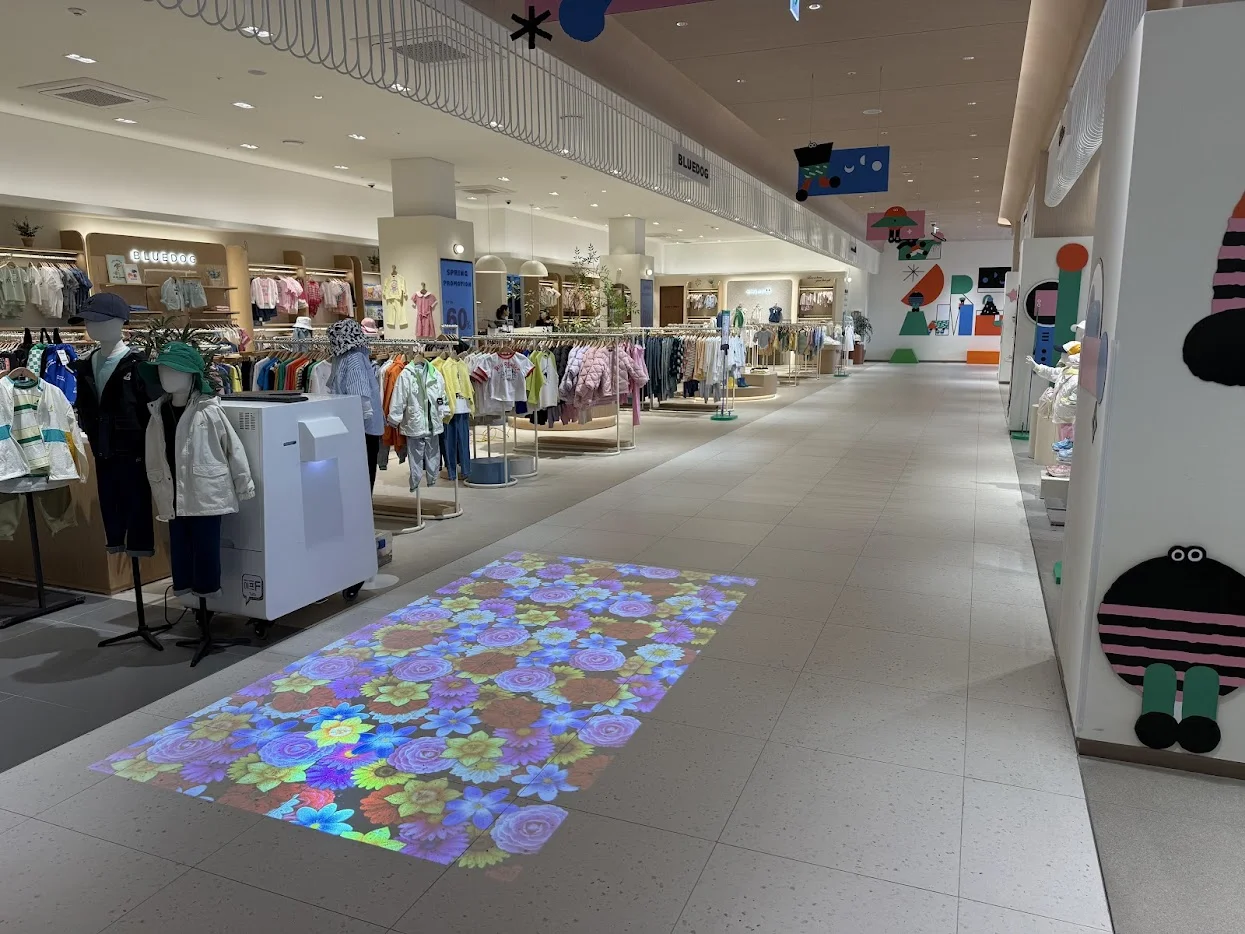 바닥 인터랙티브 키오스트로 만든 디지털 꽃길