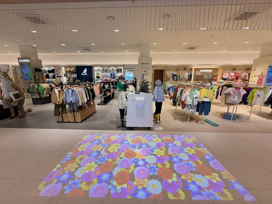 바닥 인터랙티브 키오스트로 만든 디지털 꽃길