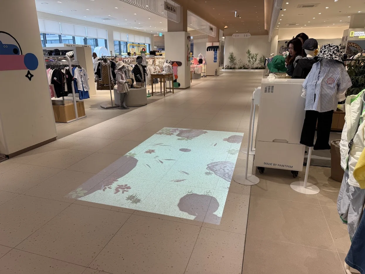 바닥 인터랙티브로 키오스크로 만든 디지털 연못