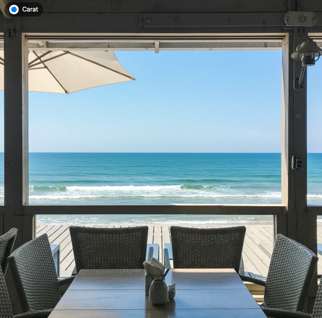 청량한 여름 바다 풍경과 하늘색 필터가 어우러진 장면, 자연광이 가득한 카페 공간의 시원한 분위기