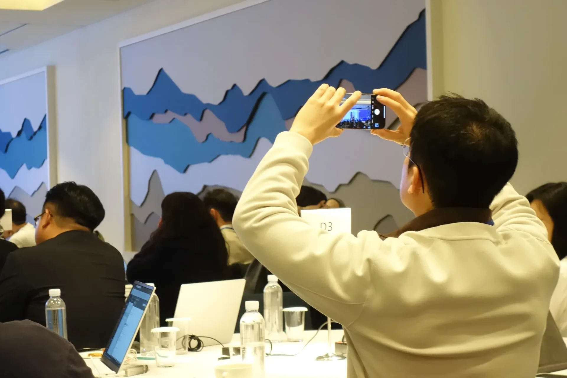 SCK 워크샵 사진 촬영중인 직원