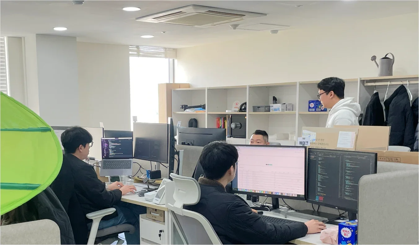 리온 사무실 내부에서 정산 및 회계 업무 관련 시스템을 개발 중인 개발팀 모습