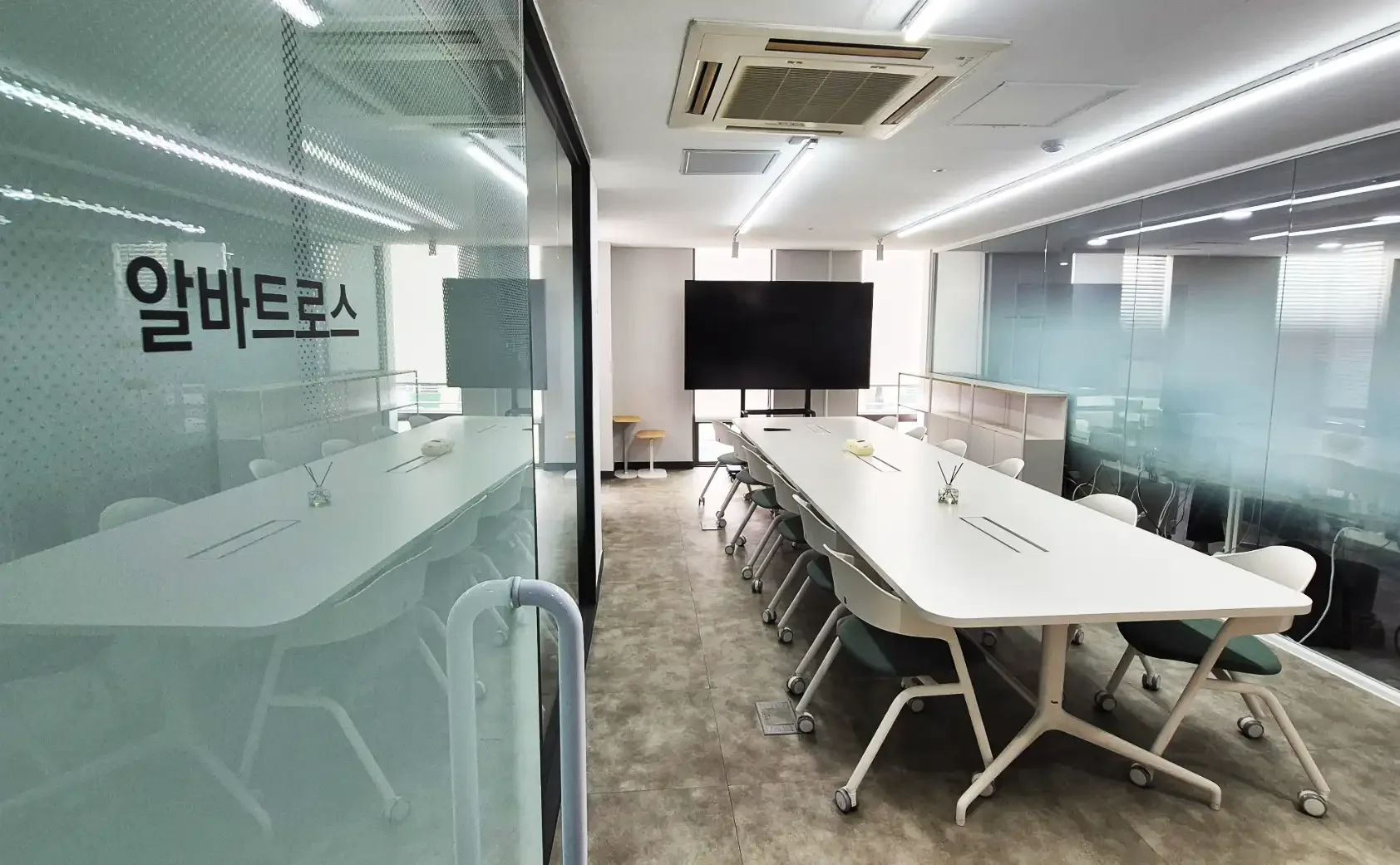 밀리온의 회의실 내부. 알바트로스라는 이름이 붙은 공간