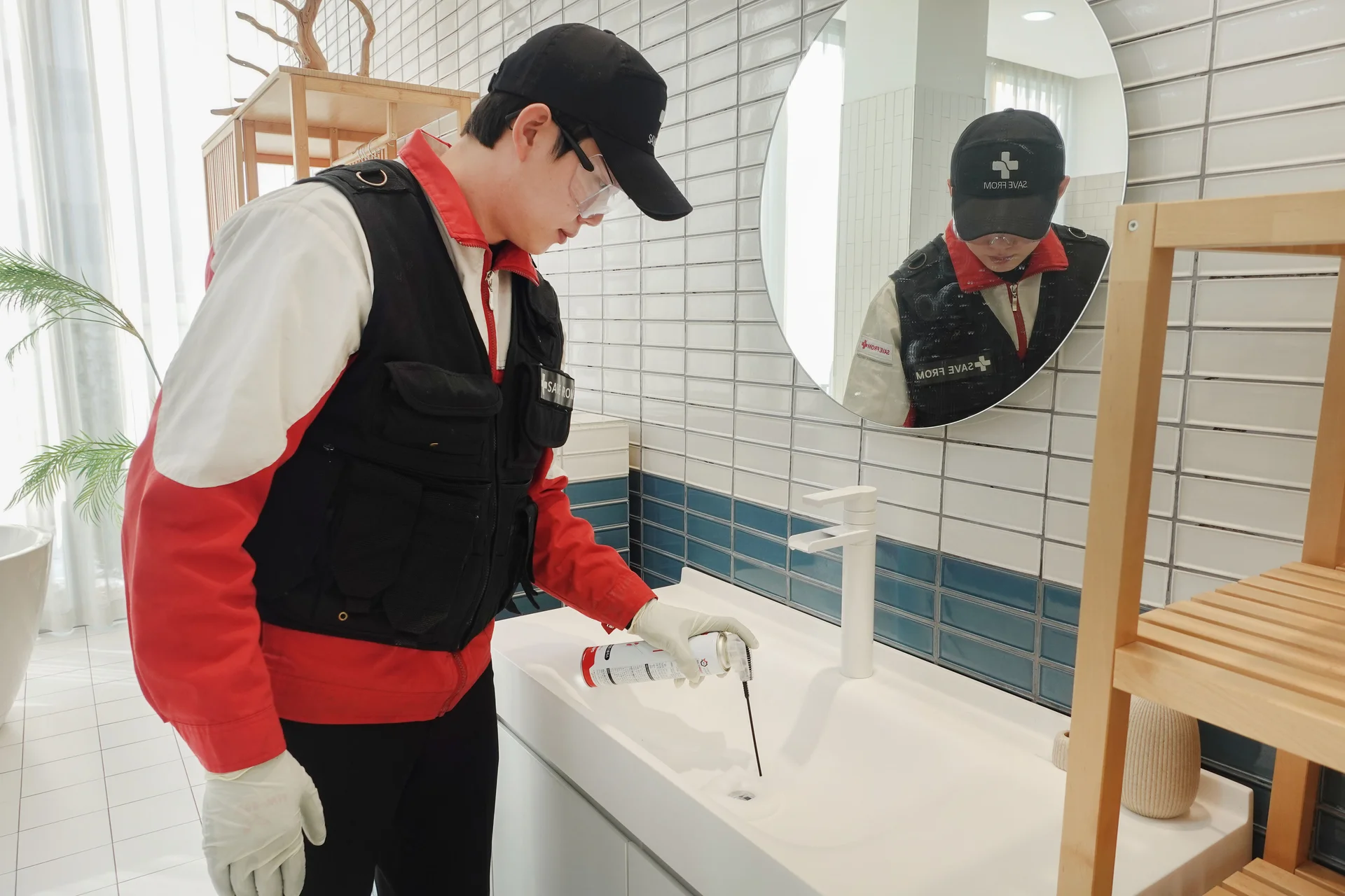 배수구에 약품 뿌리기