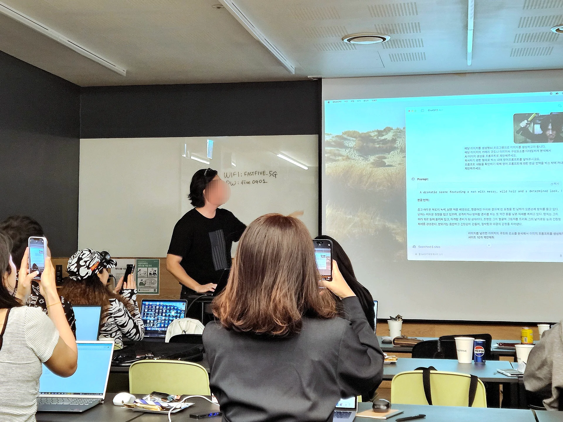 AI 크루 세미나에서 라이언 오슬링님이 발표하는 모습. 슬라이드에는 SNS 게시물 예시가 포함되어 있으며, AI로 제작한 콘텐츠의 사례를 보여준다.