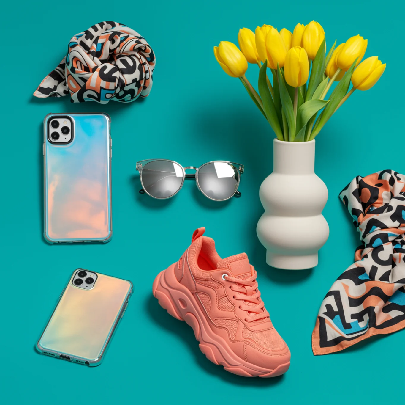 비비드 컬러 배경 위에 트렌디한 오브제들이 톡톡 튀게 배치된, 시각적 임팩트가 강한 무드보드