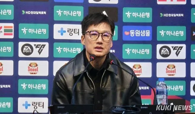 팀을 보호하며 책임을 지는 이정효 감독의 미디어 인터뷰