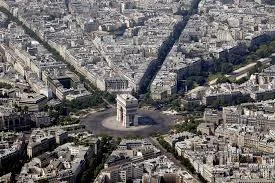 프랑스 파리의 계획도시 구조를 보여주는 항공 사진. 사진 중앙에는 개선문이 위치해 있으며, 그 중심에서 방사형으로 뻗어나가는 여러 개의 도로와 대칭적인 건물 배치가 도시의 체계적 구조를 드러낸다. 도시의 형성과 공간 구성이 인물과 이야기의 배경이 되는 ‘물리적 환경’의 예시로 사용되었다.