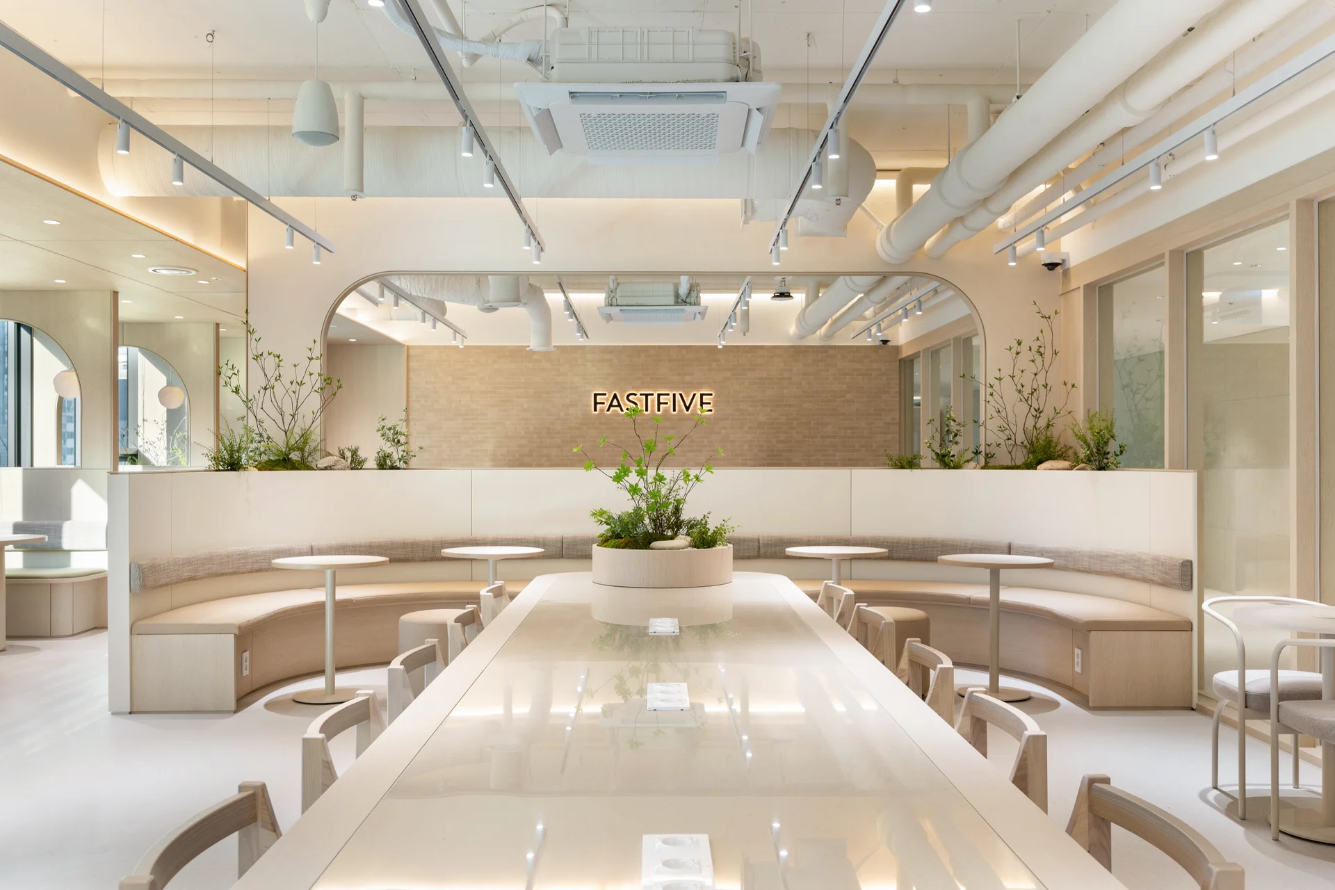 패스트파이브 마곡나루점 메인 라운지 커뮤널 테이블 인테리어