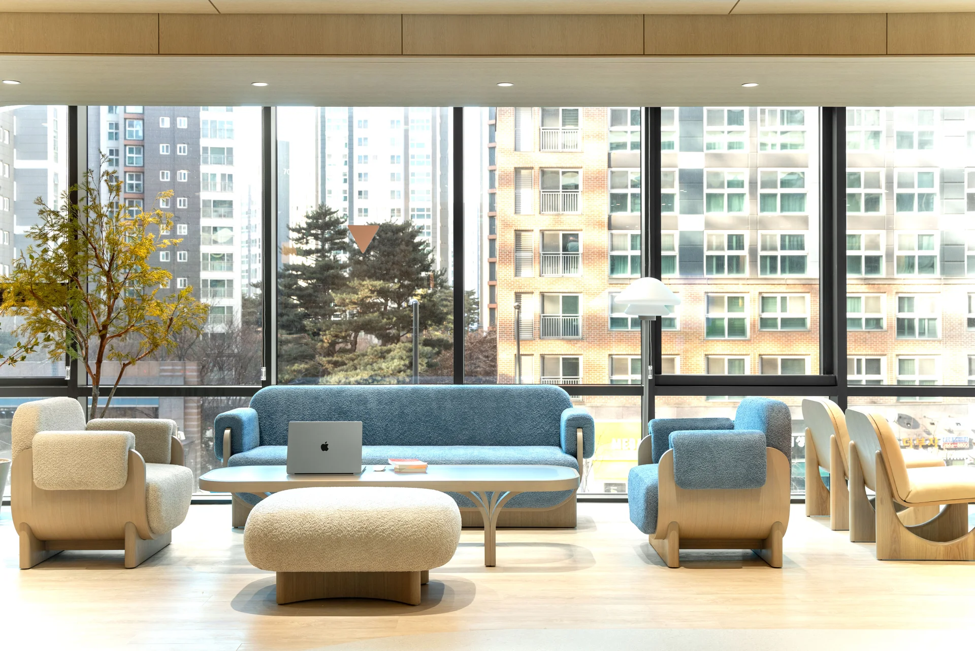 패스트파이브 마곡나루점 메인 라운지 소파존 인테리어