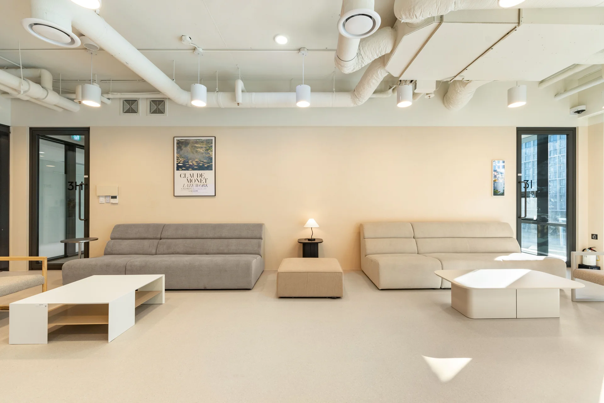 패스트파이브 마곡나루점 서브 라운지 소파 좌석 인테리어