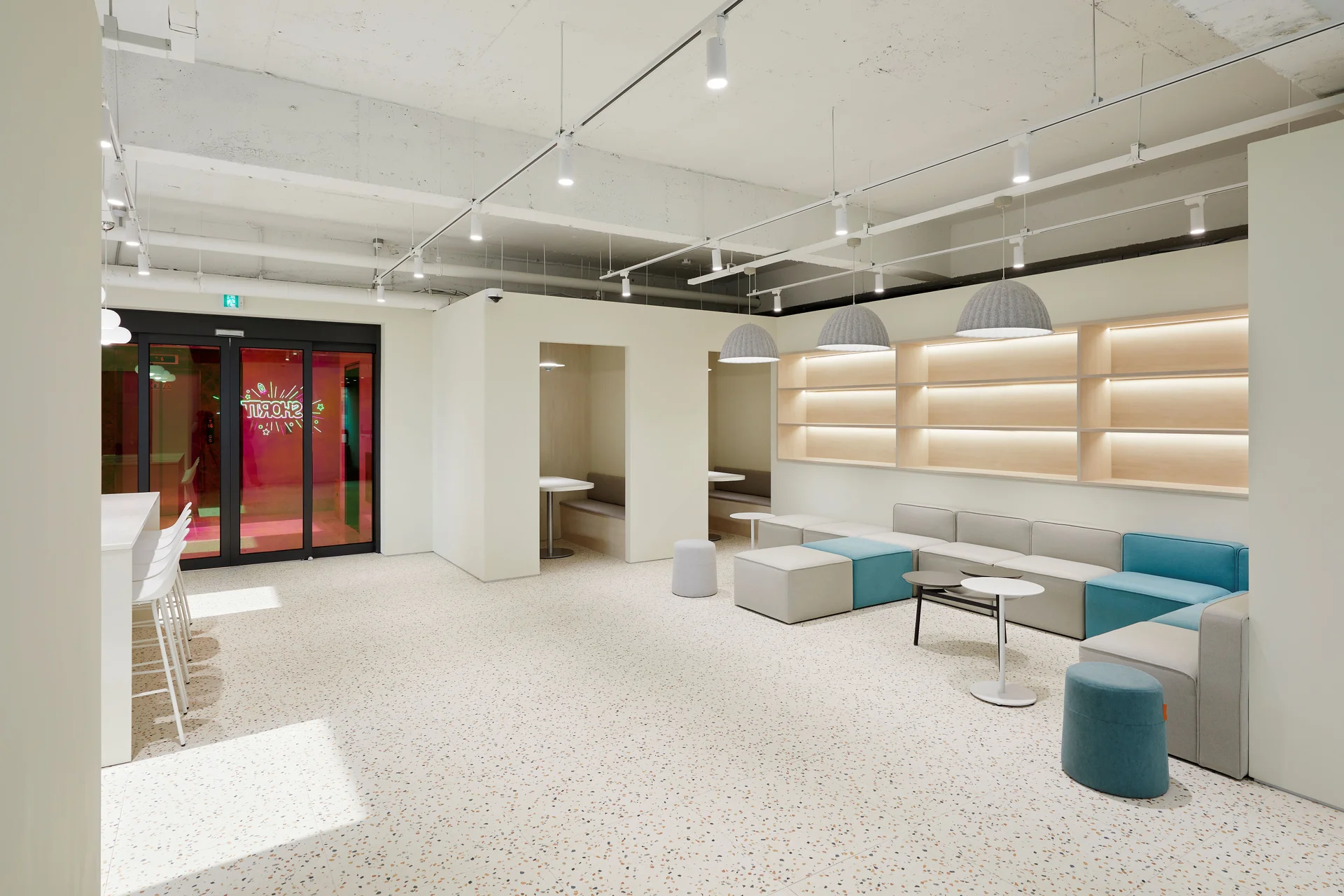 숏뜨 사무실 라운지 인테리어 전경