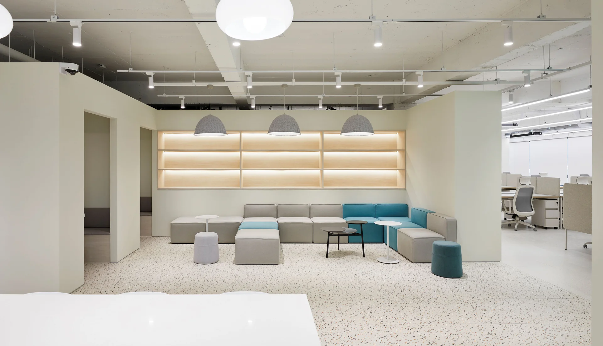 숏뜨 사무실 라운지 벽면 선반과 소파 존 인테리어