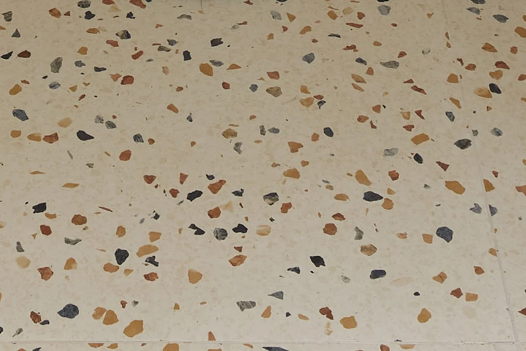 숏뜨 사무실 인테리어 바닥재로 사용한 테라조 타일 확대컷