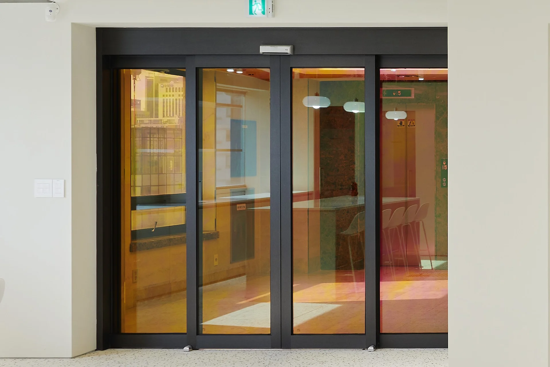 숏뜨 사무실 인테리어 출입문에 부착한 오로라 필름 시트