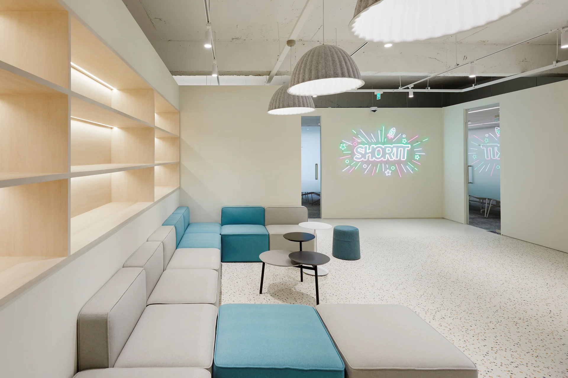 숏뜨 사이니지가 빛나는 모습이 인테리어 요소로 활용되고 있다