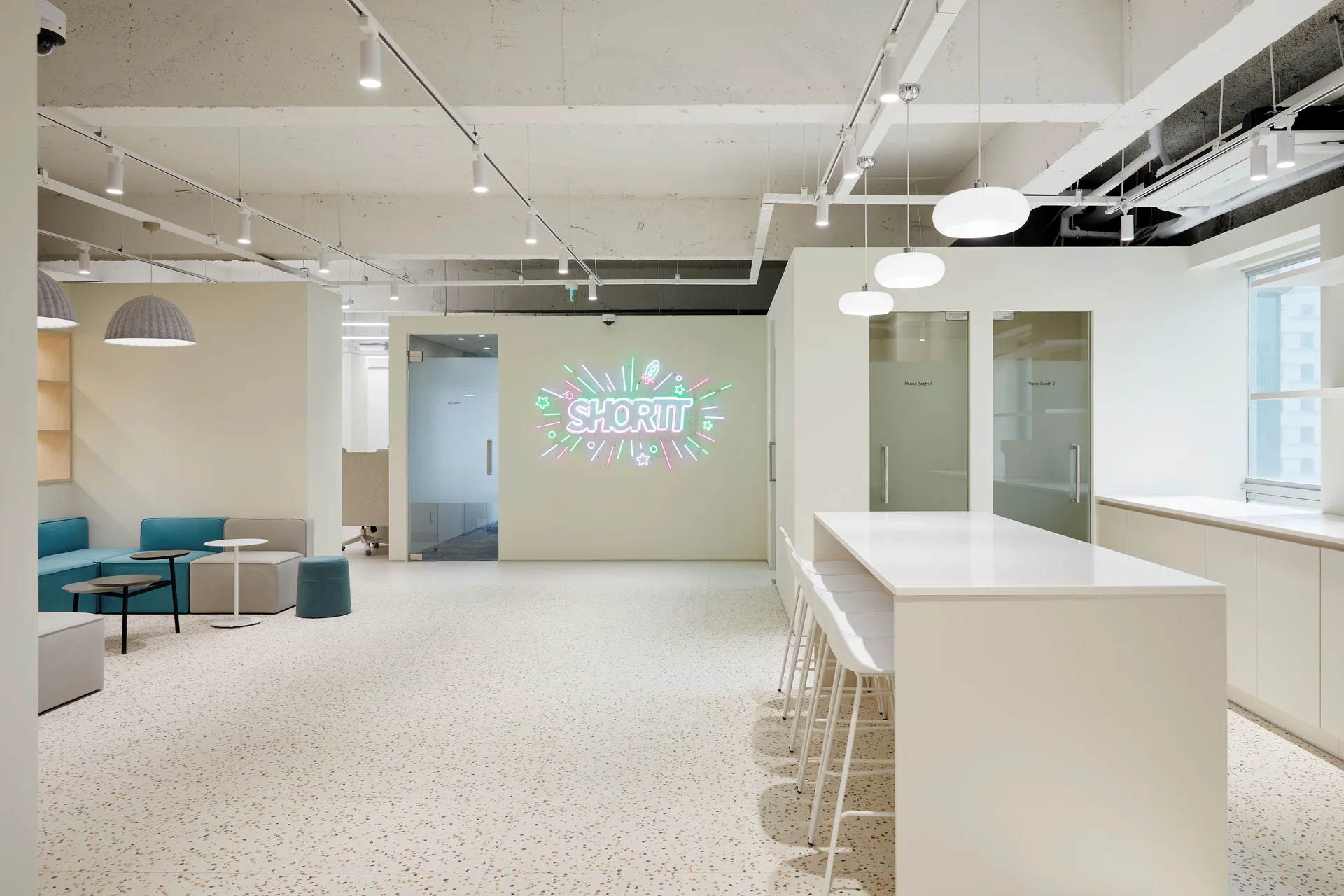 숏뜨 사무실 라운지와 캔틴 전경